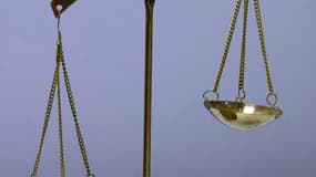 Treize personnes dont sept policiers interpellées dans une affaire de corruption dans l'agglomération lyonnaise mardi ont toutes été mises en examen. /Photo d'archives/REUTERS/Eric Gaillard