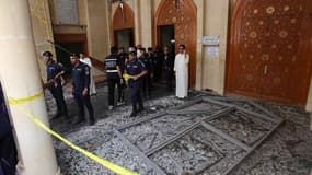 Les forces de sécurité du Koweit entourent la mosquée Shiite Al-Imam al-Sadeq, cible d'un attentat meurtrier.