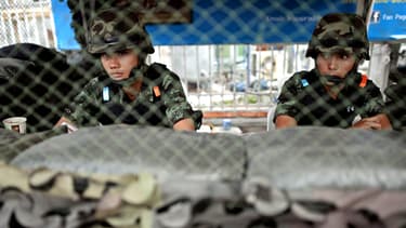 Des soldat thaïlandais montent la garde sur un checkpoint à Bangkok, à proximité du ministère de la Défense, le 22 mai 2014.