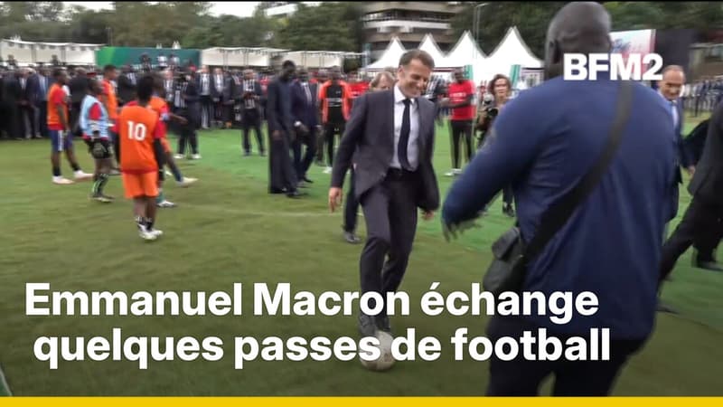 Emmanuel Macron échange quelques passes de football au sommet Africa Forward