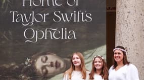 Des fans de Taylor Swift déguisées en Ophelia devant au musée de Wiesbaden, devant une bannière portant la mention "Maison de l'Ophelia de Taylor Swift"