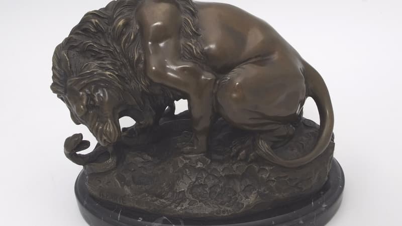 Le Lion  au Serpent du sculpteur Antoine-Louis Barye est l'insigne de la DRSD.