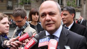 Le président du groupe PS à l'Assemblée nationale, Bruno Le Roux, interrogé à Paris par des journalistes.