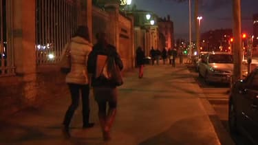 De jeunes étudiantes à la sortie des cours, à Lyon.