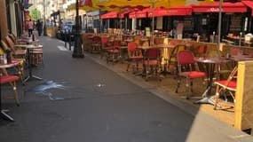 Une terrasse estivale à Paris.