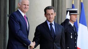 Nicolas Sarkozy avec le Premier ministre grec George Papandréou vendredi à l'Elysée, à Paris. Le président français a déclaré à l'issue de cet entretien que Paris et Berlin sont déterminés à soutenir la Grèce et qu'un débat aura lieu "dans les prochains j