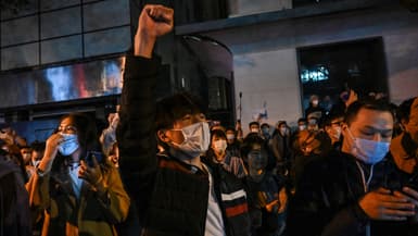 Un manifestant à Shanghai le 27 novembre 2022