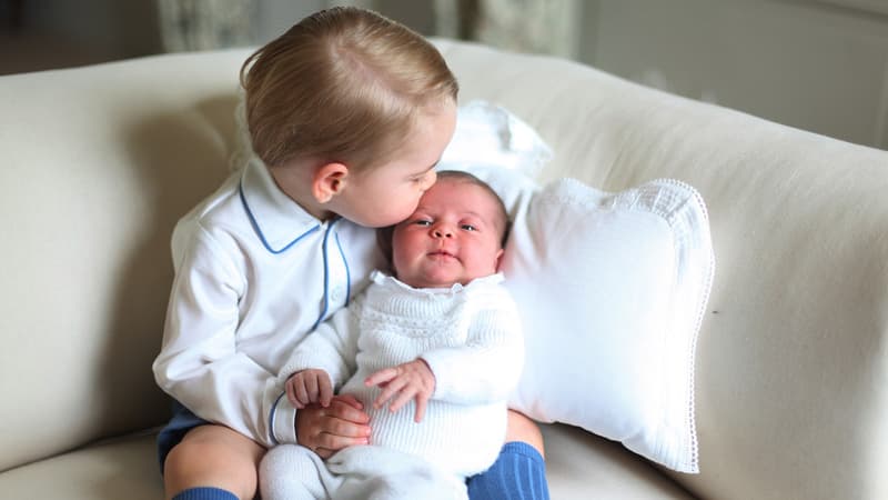 La princesse Charlotte dans les bras de son frère le prince George