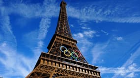 Les anneaux olympiques sur la Tour Eiffel
