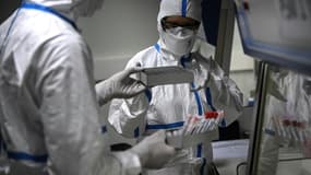 Des techniciens travaillent sur le séquençage du génome du Sars-CoV-2 et de ses variants, le 21 janvier 2021 à l'Institut Pasteur, à Paris (illustration)