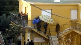 Patrick Salameh, ici escorté le 19 novembre 2008 à Marseille par des enquêteurs de la police lors d'investigations, a été condamné à deux reprises à perpétuité pour les meurtres de quatre femmes à Marseille