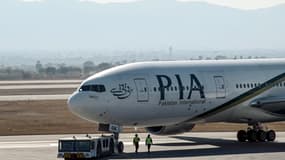 Un avion de la compagnie aérienne Pakistan International Airlines (PIA) avant son décollage pour Paris, à l'aéroport international d'Islamabad (Pakistant), le 10 janvier 2025.