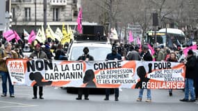 Des manifestants défilent à Paris contre la future loi sur l'immigration portée par Gérald Darmanin. (photo d'illustration)