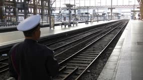 Les employés de la SNCF bénéficient de "régimes spéciaux", qui permettent à certains d'entre eux de partir parfois dès 50 ans à la retraite, comme dans d'autres entreprises et établissements publiques. La réforme de ces régimes est un défi pour le gouvern