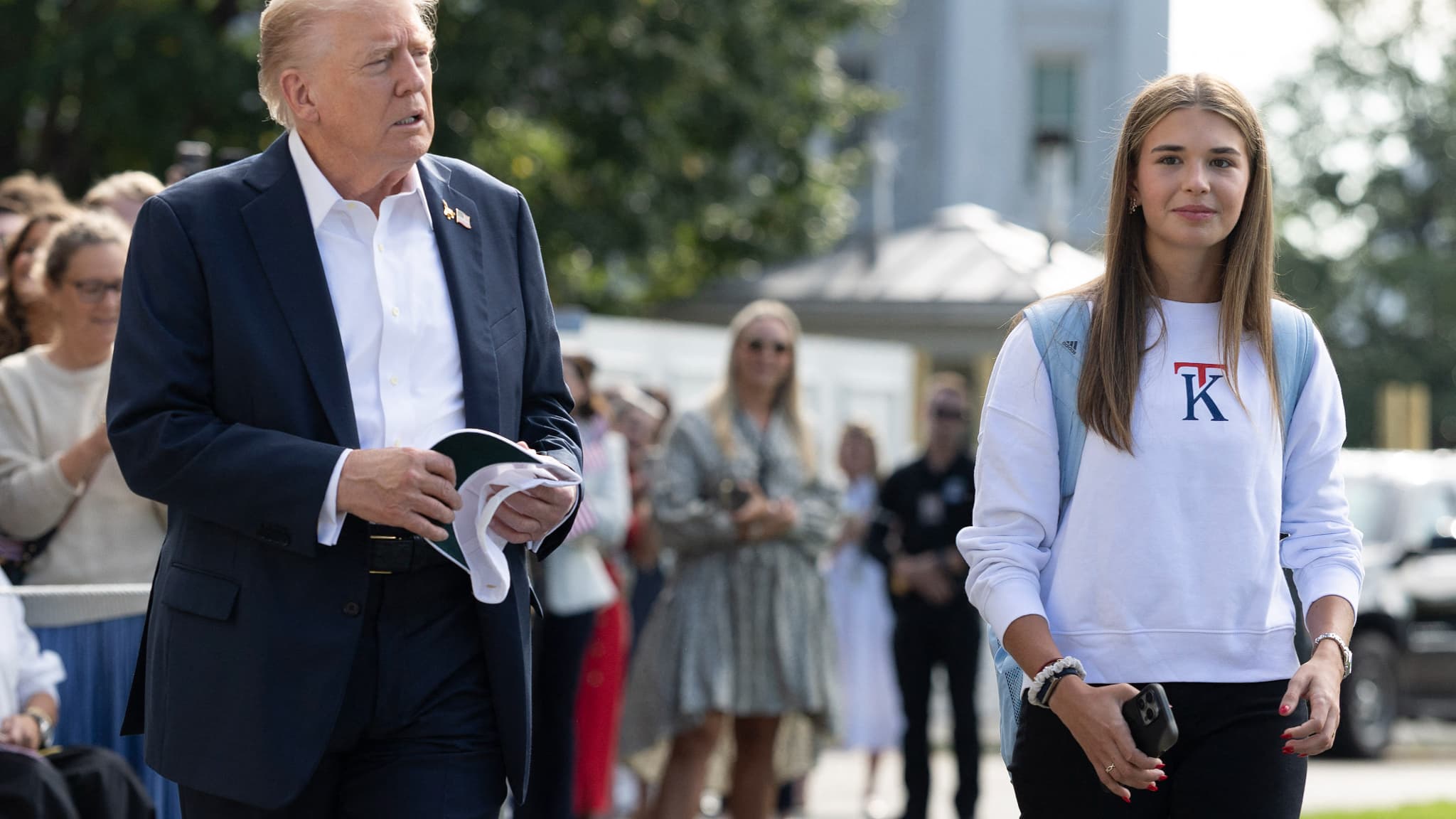 DEUX MODÈLES DE PULL À 130 DOLLARS PIÈCE: LA PETITE-FILLE DE TRUMP LANCE SA MARQUE DEPUIS LA MAISON BLANCHE