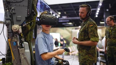 Un enfant sur le stand de l'armée allemande lors de la Gamescom de Cologne, le 21 août 2019