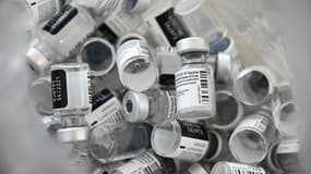 Fioles vides de vaccin Pfizer-BioNTech (photo d'illustration)
