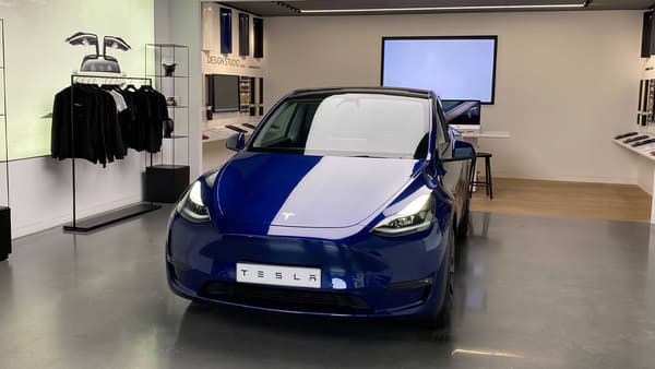 Le Tesla Model Y au Store de Paris-Madeleine.