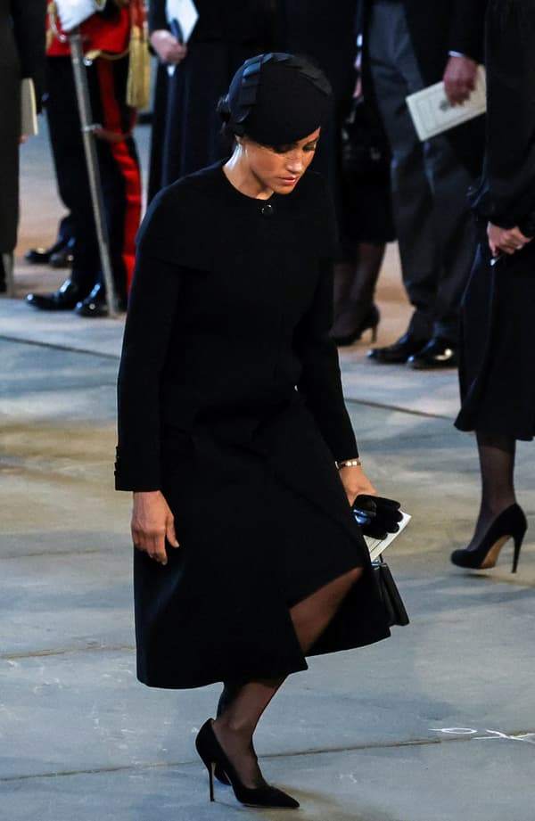 Meghan Markle faisant la révérence devant le cercueil de la reine Elizabeth, le 14 septembre 2022.