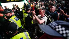 La police fans à des supporters anglais pour la finale de l'Euro 2021