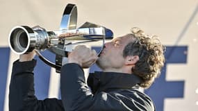 Charlie Dalin soulevant le trophée du Vendée Globe 2025