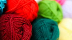 Confectionnez des vêtements et accessoires avec ces pelotes de fil à tricoter à très bon prix