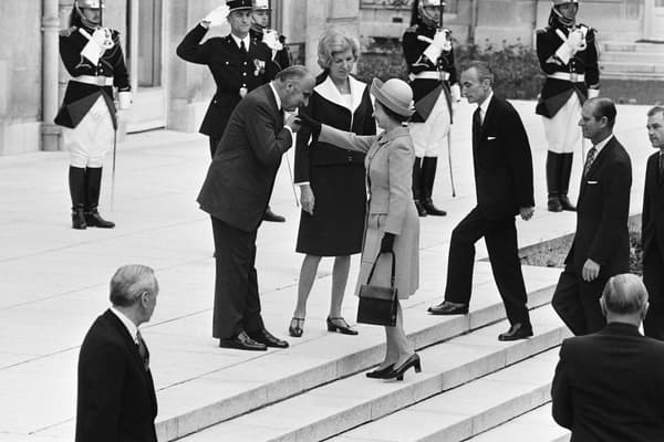 La reine Elizabeth et Georges Pompidou en 1972 à Paris.