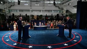 Le président républicain Donald Trump et l'ancien vice-président démocrate Joe Biden sur la scène de leur premier débat à Cleveland, dans l'Ohio, le 29 septembre 2020