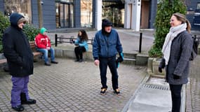 Des employés de l'équipe de rue de la municipalité d'Aalborg rencontrent des sans-abris dans le centre d'Aalborg, au Danemark, le 23 mars 2020. 