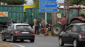 Des éleveurs bloquent l'A84, près de Caen, le 20 juin 2015