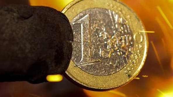 La Banque de France a confirmé jeudi prévoir une croissance nulle de l'économie française au quatrième trimestre 2011, sur la base des résultats de son enquête mensuelle de conjoncture. /Photo prise le 7 décembre 2011/REUTERS/Ognen Teofilovski