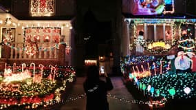 Aux États-Unis, les particuliers rivalisent d'imagination pour décorer leurs maisons à Noël, comme ici dans le quartier de Dyker Heights, à Brooklyn.