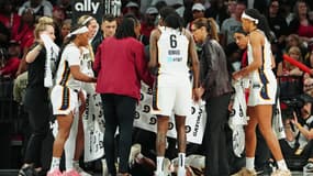 Les joueuses de Las Vegas et d'Indiana autour de Kelsey Mitchell - le 30/09/2025