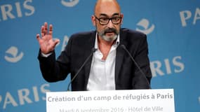 Philippe Bouyssou, maire d'Ivry-sur-Seine, lors d'une conférence de presse en septembre 2016 sur l'ouverture d'un campde réfugiés à Paris
