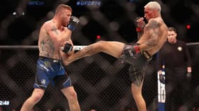 Justin Gaethje (à gauche) et Charles Oliveira lors de leur combat à l'UFC 274 en mai 2022