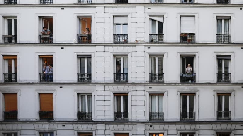 Des Français à leurs fenêtres pour applaudir les soignants en première ligne dans la lutte contre le Covid-19, le 30 mars 2020.