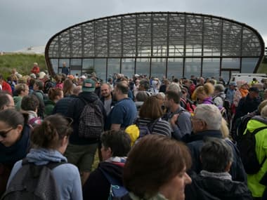 Plusieurs centaines de personnes participent à la Marche pour la paix à Utah Beach, à Sainte-Marie-du-Mont, dans la Manche, le 1er juin 2024.