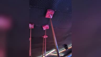 Les mousses acoustiques du bar "Le Constellation" de Crans-Montana (Suisse) tenues par des queues de billard et des paquets de serviettes en raison de leur mauvais état, en décembre 2025.