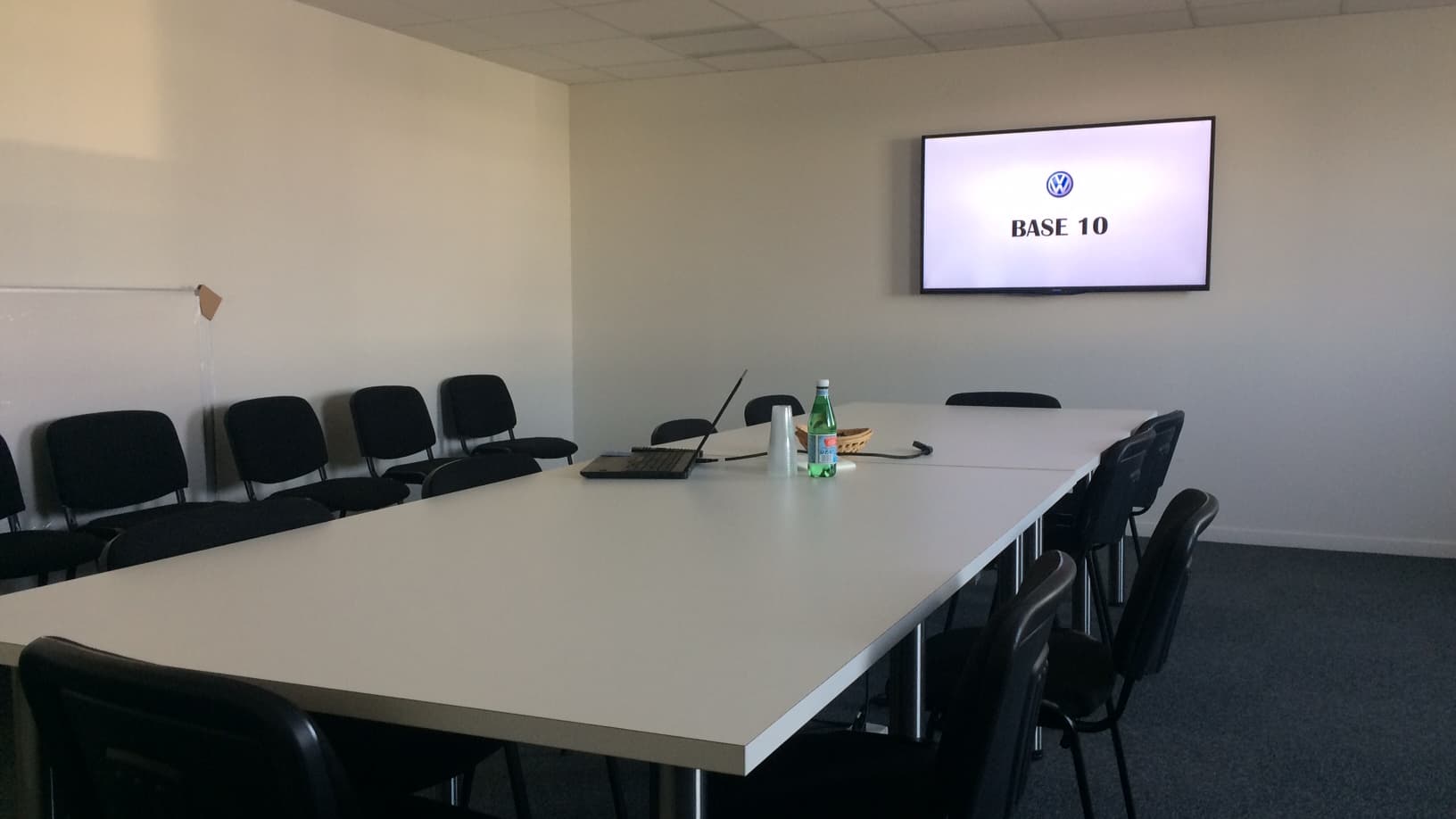 Une salle de réunion ouverte au coworking