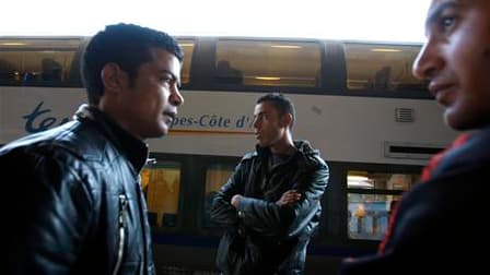 Des migrants africains attendent un train pour gagner la France en gare de Ventimille, à la frontière franco-italienne. Associations et syndicats s'élèvent jeudi contre les arrestations de migrants, en majorité tunisiens, qui se multiplient en France depu