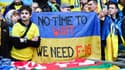 Les fans ukrainiens réclament des avions de chasse pendant le match Angleterre-Ukraine, le 26 mars 2023