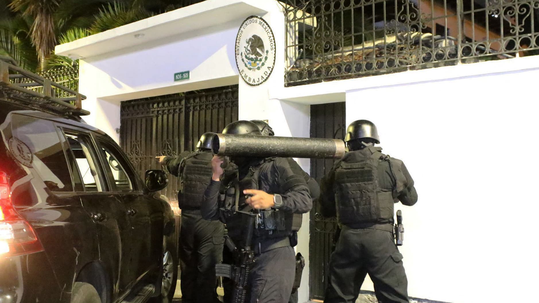 Des membres de la police équatorienne entrent dans l'ambassade du Mexique à Quito, le 5 avril 2024. 