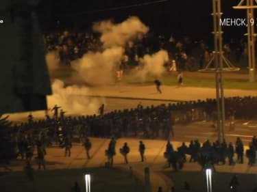 Présidentielle en Biélorussie: des heurts ont éclaté entre manifestants et policiers à Minsk dimanche soir