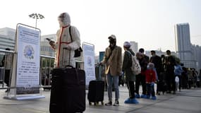 A Wuhan, des personnes font la queue à la gare pour quitter la ville, le 8 avril 2020.