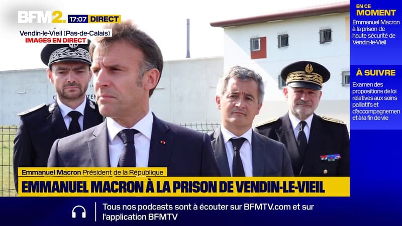 Emmanuel Macron rend hommage aux deux agents pénitentiaires tués il y a un an au péage d'Incarville