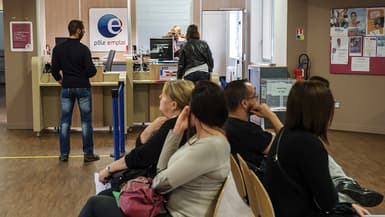 Des demandeurs d'emplois patientent dans une agence Pôle Emploi (photo d'illustration).