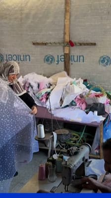 À Gaza, des couturiers transforment des déchets en robe pour enfants