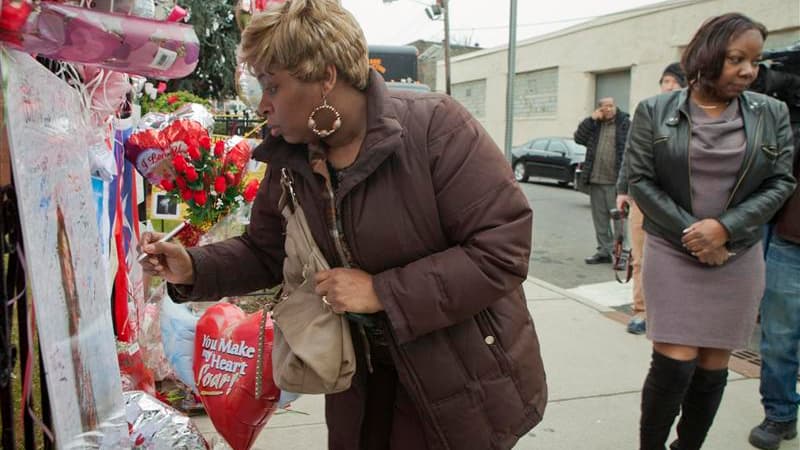 Hommage de fans à Whitney Houston, à Newark, dans le New Jersey. La police a prévenu jeudi qu'elle bouclerait les abords du temple baptiste où seront célébrées samedi les obsèques de Whitney Houston et a demandé aux fans de la chanteuse de rester chez eux