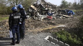Deux gendarmes face aux débris de la ZAD de Notre-Dame-des-Landes