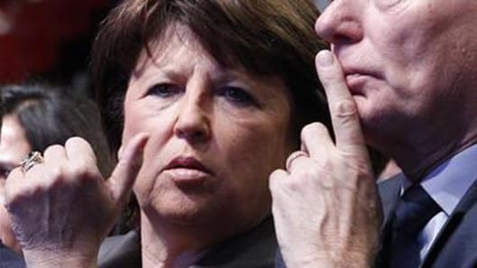 La première secrétaire du PS, Martine Aubry et le Premier ministre, Jean-Marc Ayrault, ont appelé mardi les députés socialistes à l'unité après le cafouillage intervenu lundi à l'Assemblée sur la fiscalisation des heures supplémentaires. /Photo prise le 1